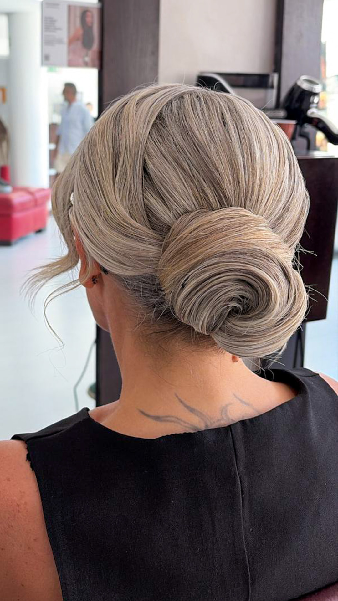 Raccolto basso elegante su capelli biondi