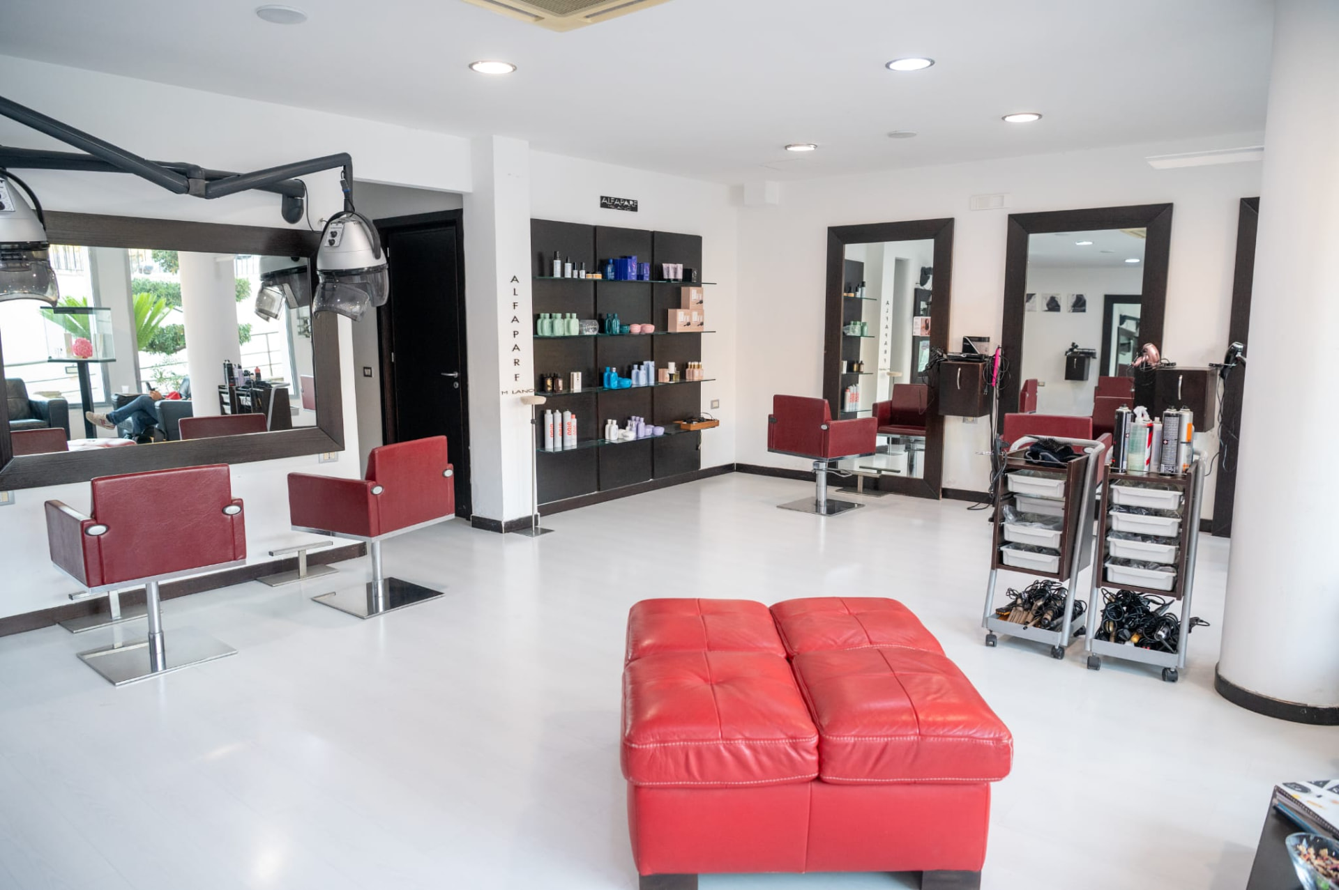 Postazioni styling e prodotti Alfaparf nel salone di Terrasini