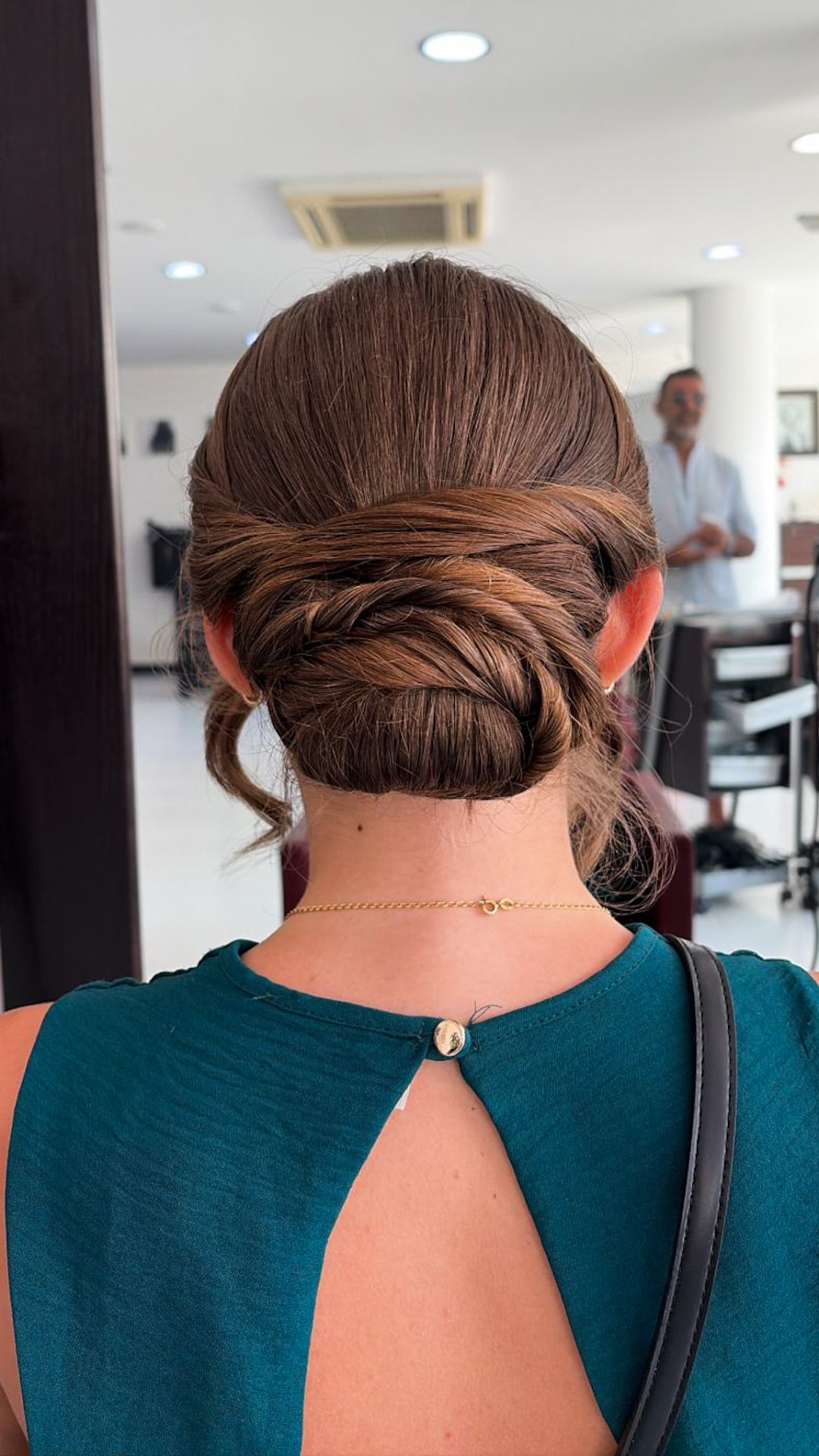 Chignon intrecciato per cerimonia su capelli castani