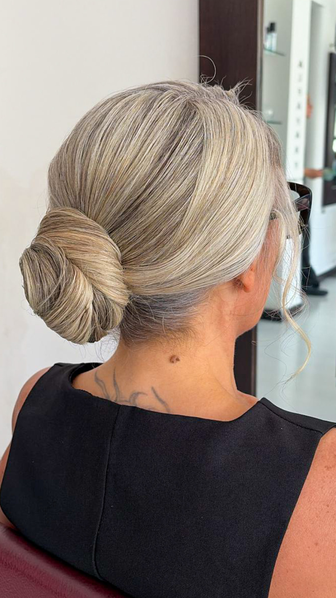 Chignon basso intrecciato con riflessi dorati